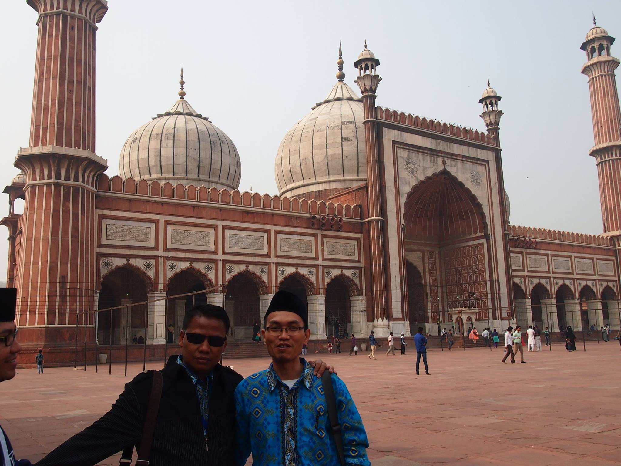 Masjid berperan penting melindungi Umat Islam di India. Editor ngopibareng.id, Riadi bersama Romo Abhaya, ketika berkesempatan berkunjung di Masjid Jama' di Delhi, ibu kota India lama. (Foto: fkub surabaya)
