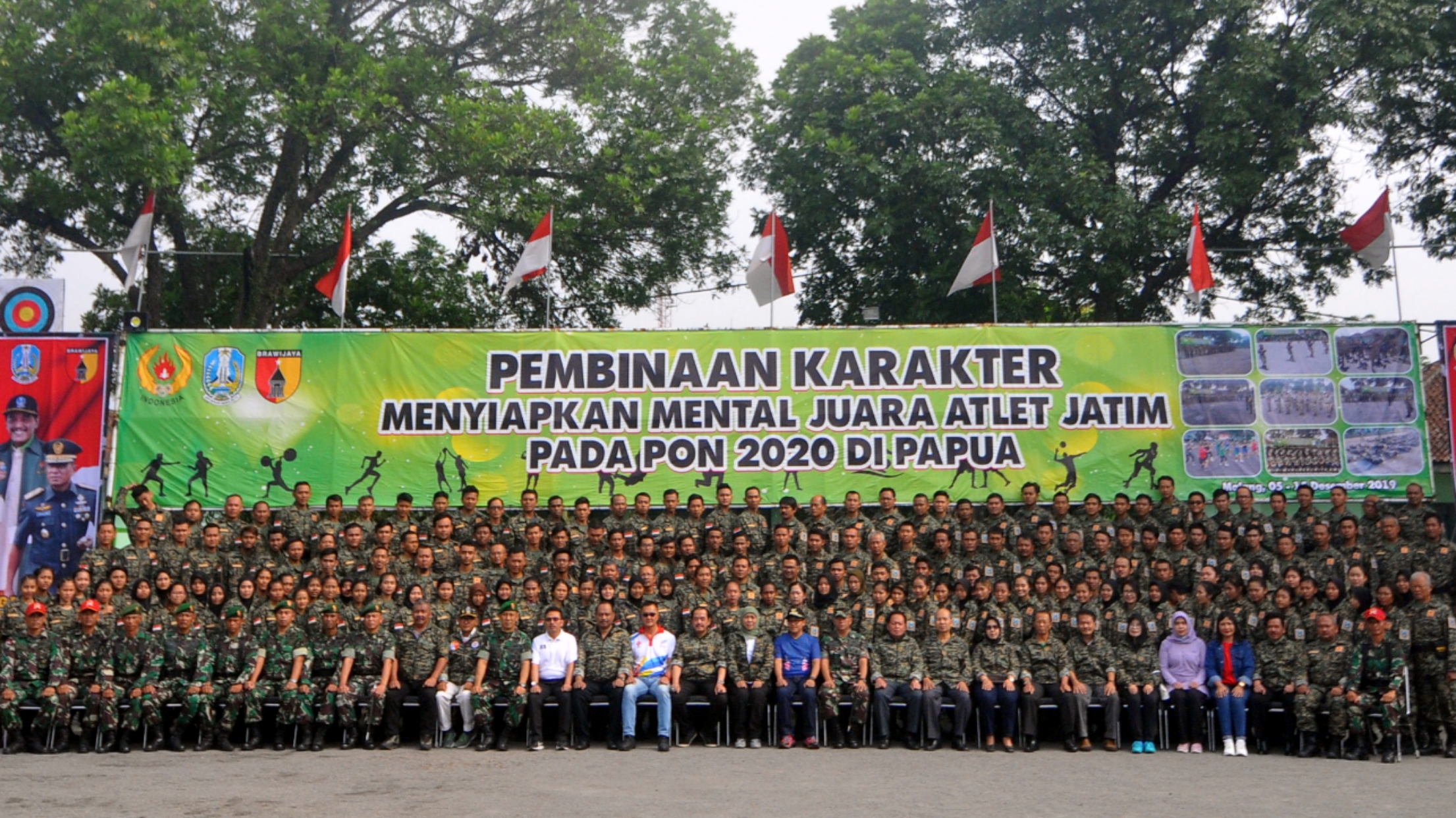 Gubernur Jawa Timur, Khofifah Indar Parawansa swafoto di penutupan binter atlet di Rindam V/Brawijaya, Malang, Minggu 15 Desember 2019. (Foto: Fariz/ngopibareng.id)