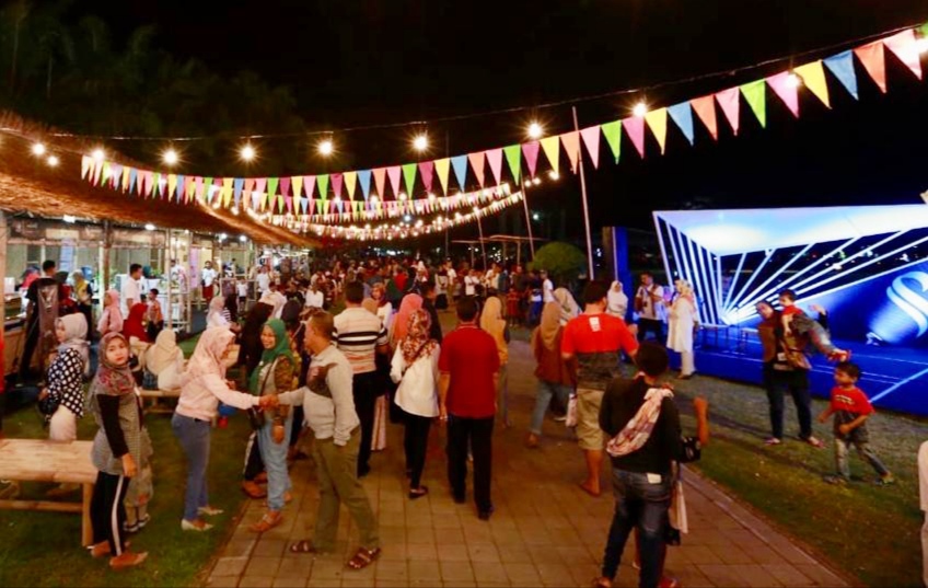 Pengunjung memadati arena Festival Kuliner Khas Banyuwangi di Taman Blambangan, Banyuwangi. (Foto : Istimewa)