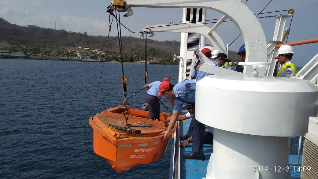 Petugas marine inspector melakukan uji petik di Kapal Satya Kencana II pada awal Desember 2019 lalu. (Foto: Muh Hujaini/ngopibareng.id)