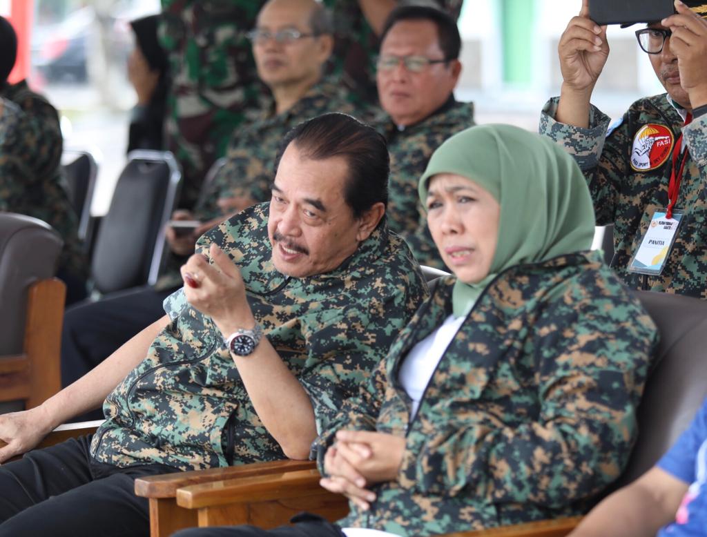 Ketua KONI Jatim, Erlangga Satriagung (kiri) bersama Gubernur Jatim, Khofifah Indar Parawansa (kanan). (Foto: Haris/ngopibareng.id)