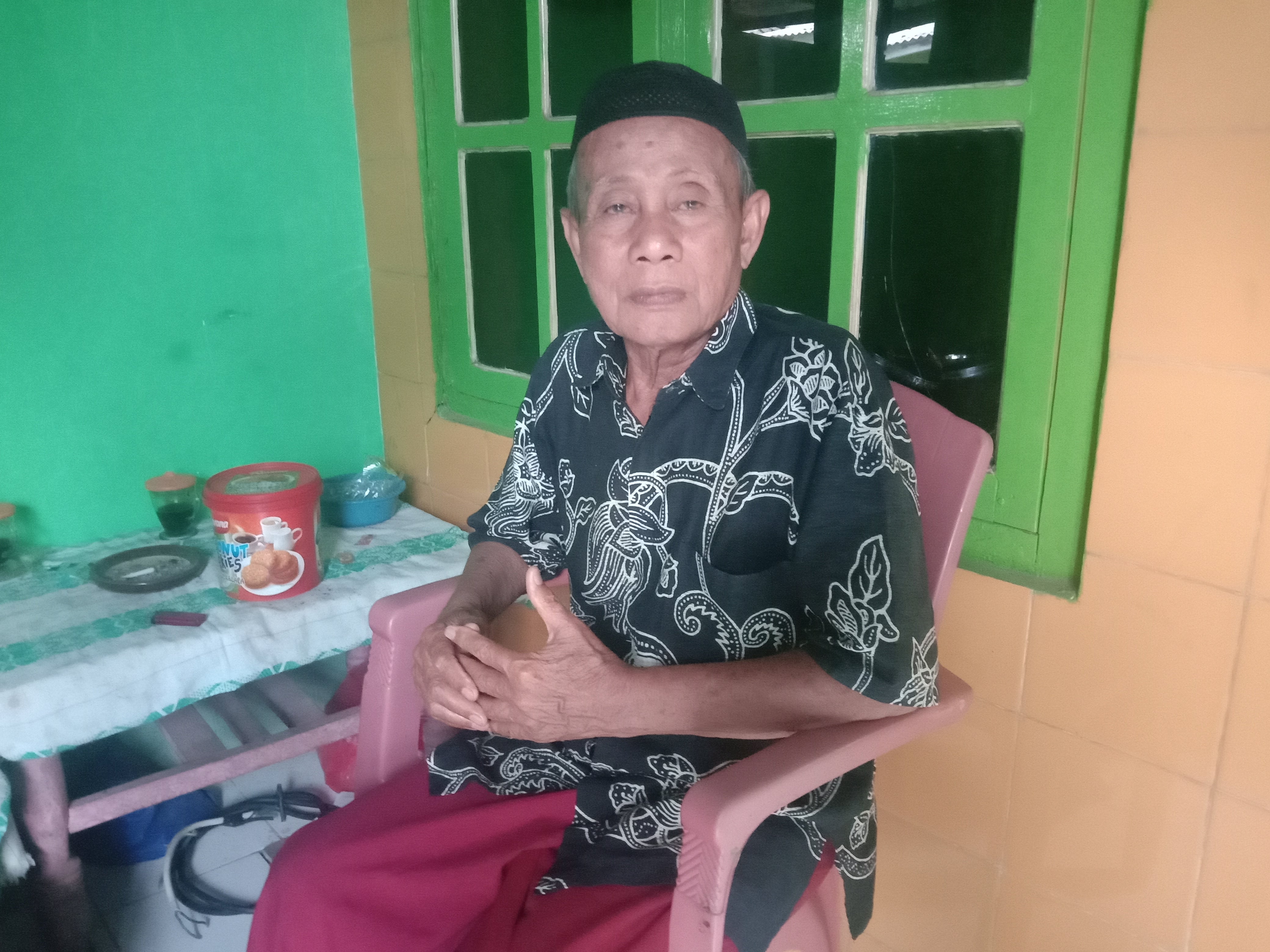 Ketua RT 01 Jalan Ikan Tengiri, Kelurahan Mayangan, Kota Probolinggo, Artoyan saat memberi keterangan di rumahnya. (Foto: Faiq/ngopibareng.id)