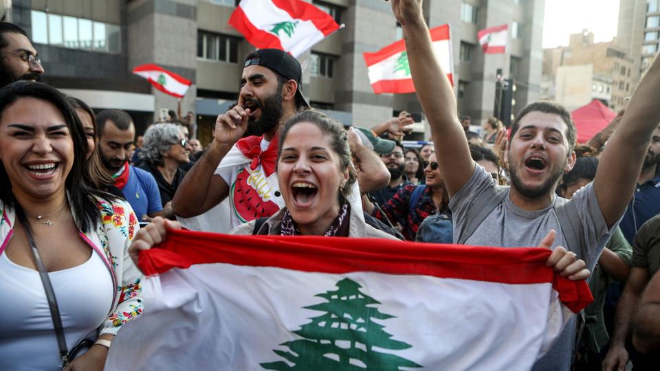 Warga selalu enjoi. Aksi demonstrasi yang dilakukan warga Lebanon di Beirut. (Foto: tagesschau.de)