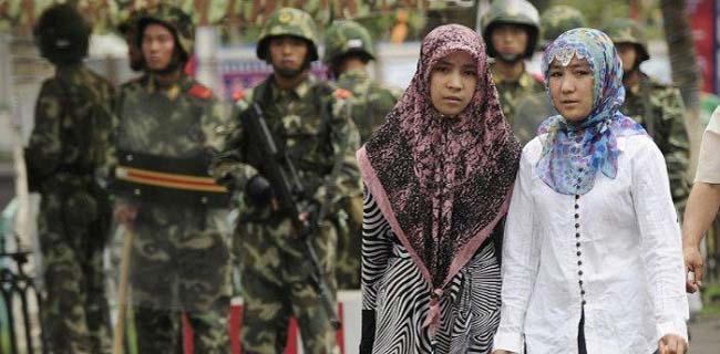 Muslimah Uighur di Xinjiang, China selalu dalam kondisi tegang. (Foto: Istimewa)