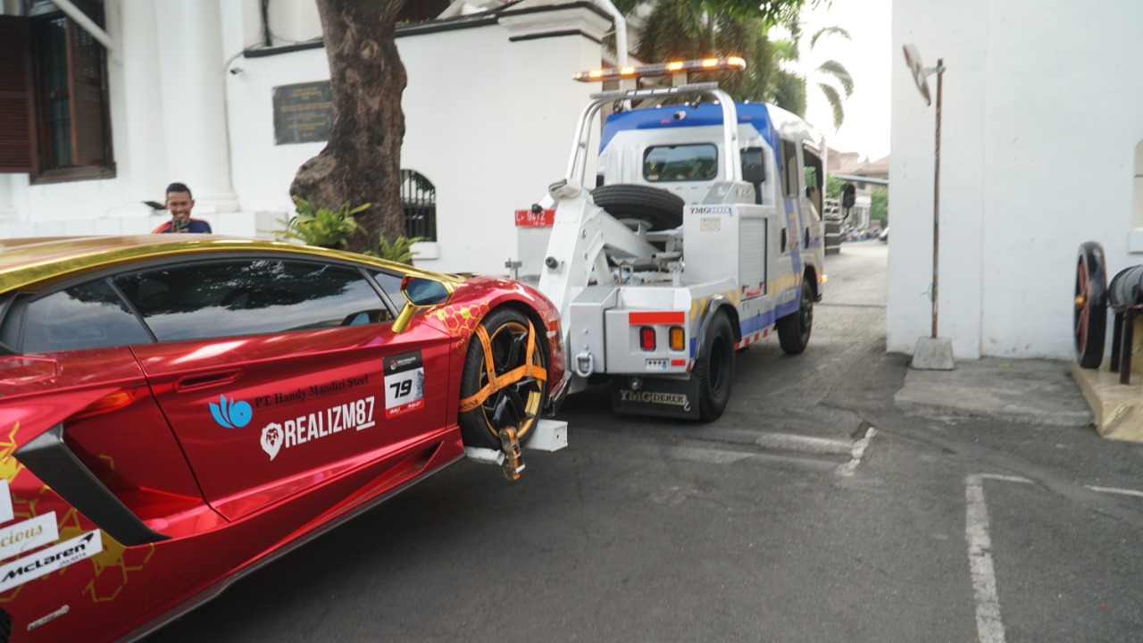 Foto dokumentasi Lamborghini saat diderek ke Mapolrestabes Surabaya. (Foto: Faiq/ngopibareng.id)