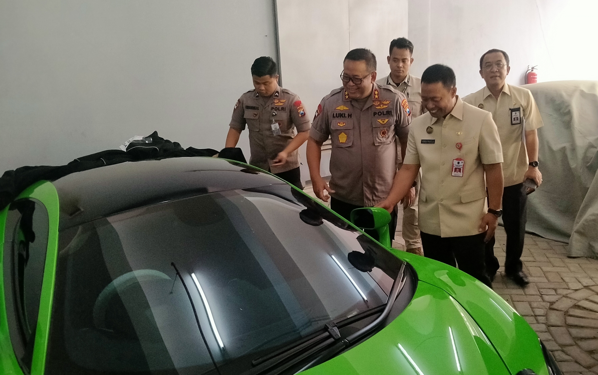 Kapolda Jatim, Irjen Pol Luki Hermawan (tengah) saat melihat mobil mewah yang disita dan diamankan di Mapolda Jatim, Surabaya, Senin 16 Desember 2019. (Foto: Fariz/ngopibareng.id)