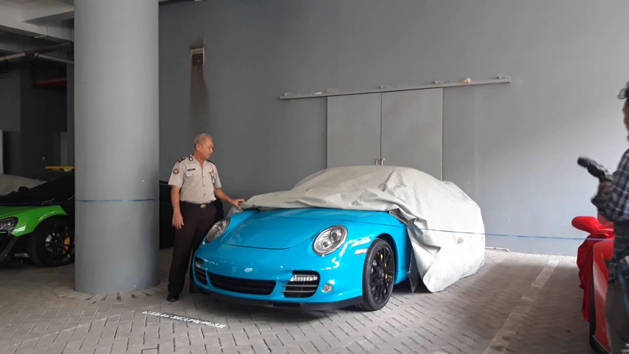 Mobil Porsche warna biru, diambil oleh Nasion Said Marcos. (Foto: Haris/ngopibareng.id)