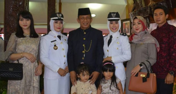 Wakil Bupati Blitar Marhenis Urip Widodo bersama kedua istri dan anak-anaknya. (Foto: Dok. Keluarga)