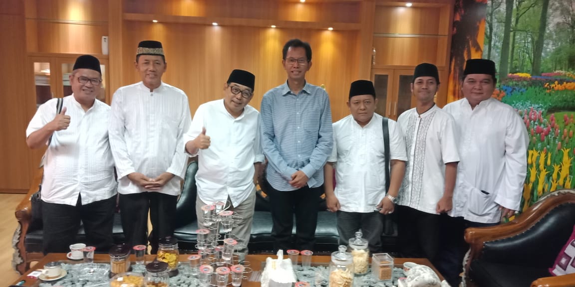 Pengurus Dewan Masjid Indonesia (DMI) Surabaya dipimpin Ketua DMI Arif Afandi (ketiga kiri) melakukan audiensi dengan Ketua DPRD Surabaya Adi Sutarwijono, Senin 16 Desember 2019. (Foto: DMI)