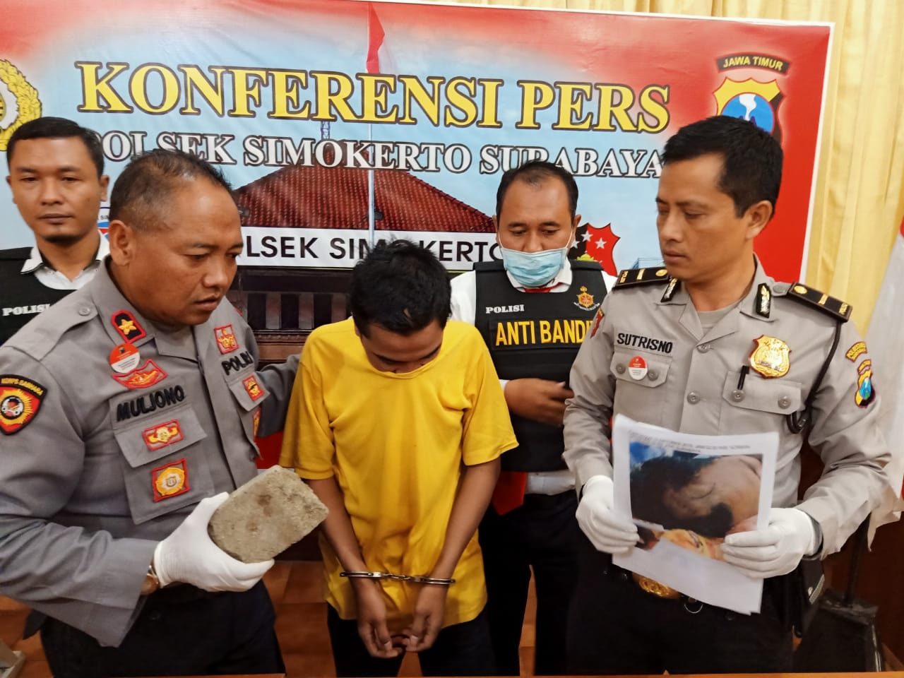 Ungkap kasus pengeroyokan terhadap pemuda sampai sekarat di Mapolsek Simokerto, Surabaya. (Foto: Faiq/ngopibareng.id)