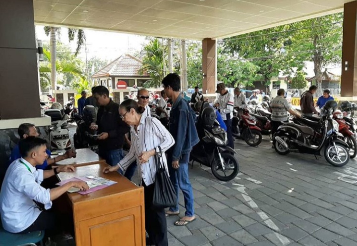 Antrian wajib pajak yang memanfaatkan pemutihan di Samsat Manyar, Surabaya, beberapa waktu lalu. (Foto: Istimewa)