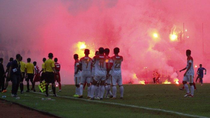 Cerawat dan flare dinyalahkan pada laga Persiba Bantul versus Persinga Ngawi. Dalam laga tersebut Persiba kalah 0-1. (Foto: tribun)