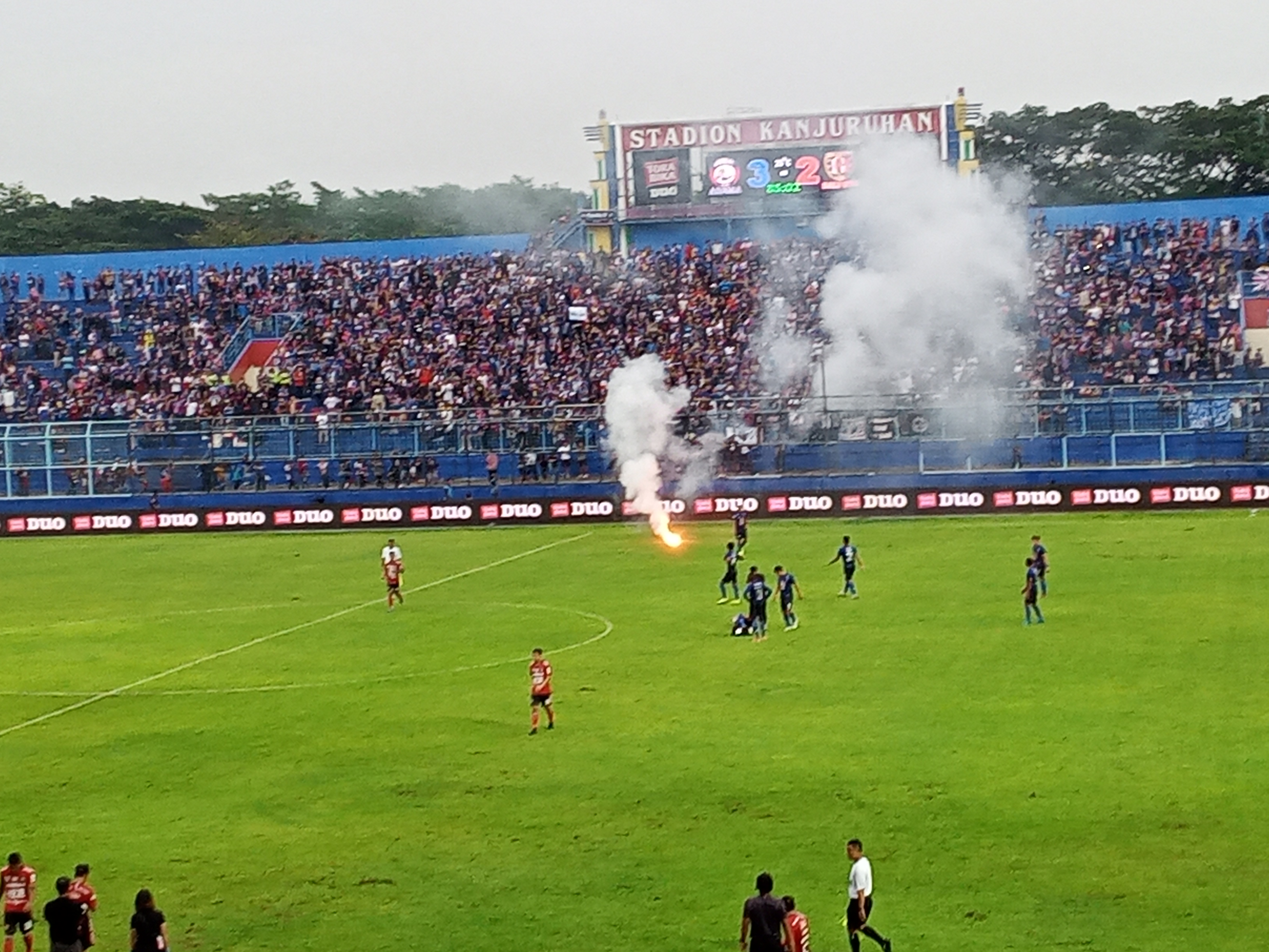Flare dilempar ke lapangan saat laga Arema FC kontra Bali United, Senin 16 Desember 2019. (Foto: Theo/ngopibareng.id)