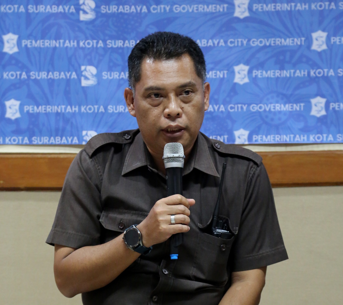 Kepala Badan Penanggulangan Bencana (BPB) Linmas Kota Surabaya Eddy Christijanto saat berbincang dengan awak media dalam satu acara. (Foto: Alief/Ngopibareng.id)