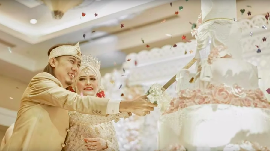 Ade Jigo dan Irene Maya Aurida Reny saat menikah di Malang, Jawa Timur, 6 Desember 2019. (Foto: YouTube/gula aren TV)