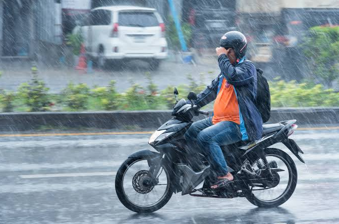 Ilustrasi. Pengendara sepeda motor saat musim hujan tiba harus berhati-hati.