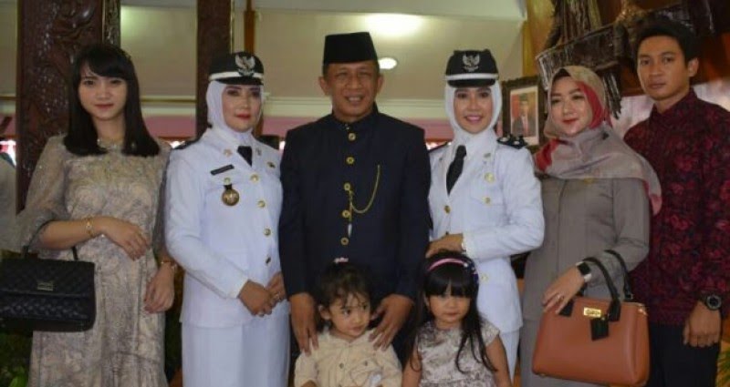 Wabub Blitar Marhenis Urip Widodo bersama kedua istri dan anak-anaknya. (Foto: Dok. Keluarga)