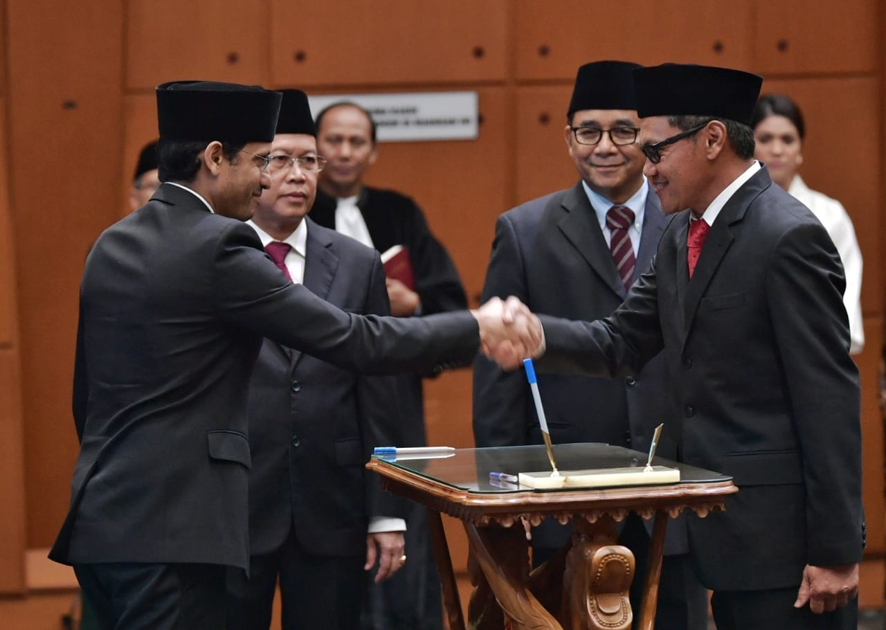 Ainun Na'im dilantik menjadi Sesjen Kemendikbud oleh Mas Menteri  Nadiem, bersama tiga pejabat lainnya. (Foto: BKLM Kemendikbud)
