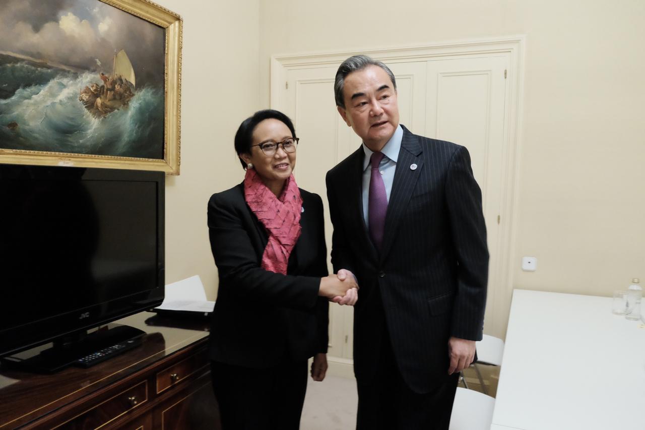 Menlu Retno Marsudi bersama Menlu RRT, Wang Yi di sela-sela Pertemuan Asia Europe Meeting Foreign Minister Meeting (ASEM FMM) ke-14 di Madrid. (Foto: kemlu)