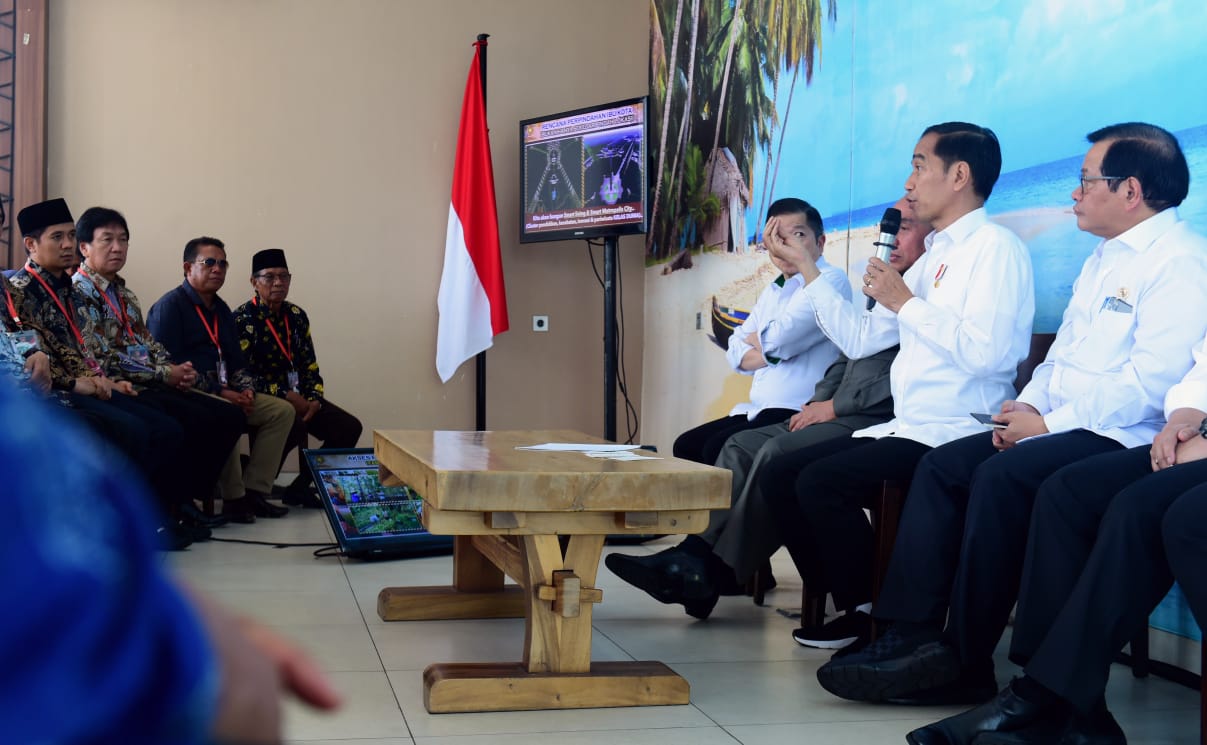 Presiden Joko Widodo bersama tokoh masyarakat adat Kaltim bicara tentang ibu kota baru. (Foto: Setpres)