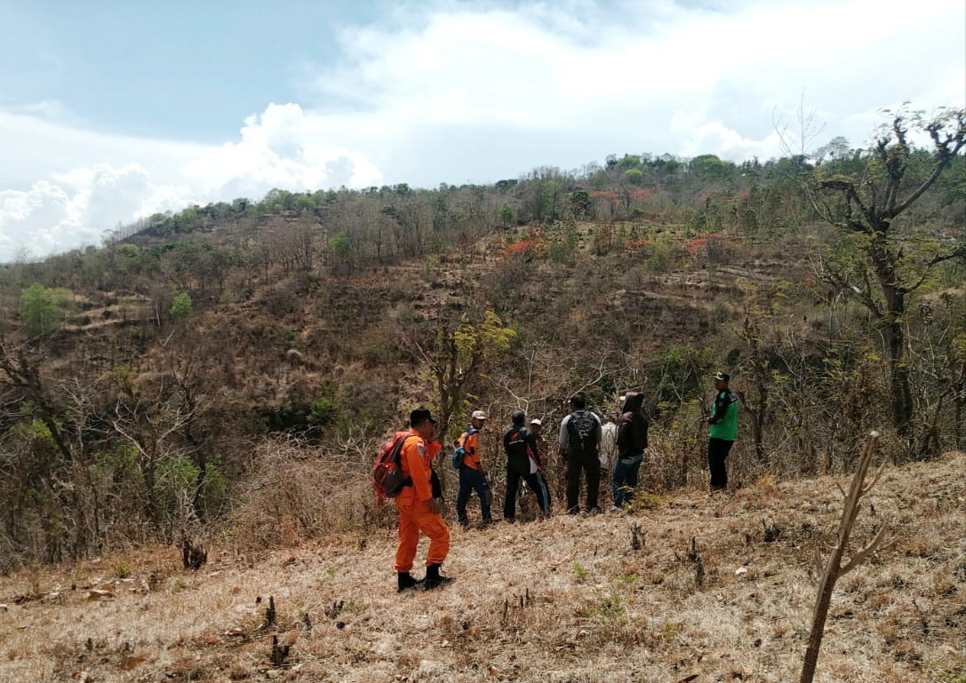 Tim SAR gabungan melakukan penyisiran di kawasan Gunung Remuk, Banyuwangi, untuk mencari korban Nasriadi. Kakek ini hilang sejak Sabtu 14 Desember 2019. (Foto : Basarnas)