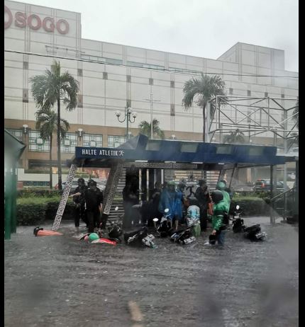 Ruas Jalan Asia-Afrika tepatnya di depan Plaza Senayan, Jakarta Pusat terendam banjir, Selasa 17 Desember 2019. (Foto: Twitter @infojkt)