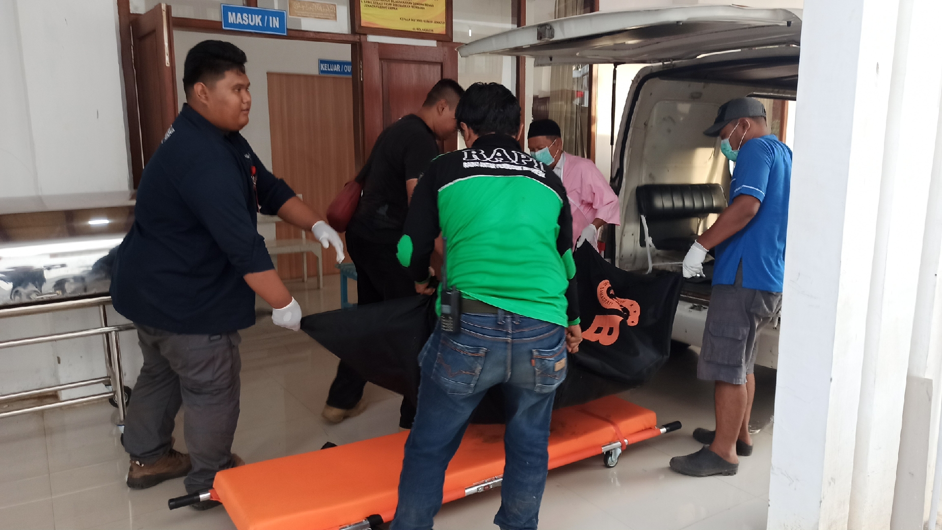 Jenazah korban tiba di kamar mayat RSUD Blambangan, Banyuwangi. (Foto : Muh Hujaini/ngopibareng.id)