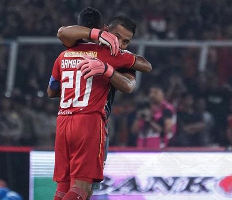 Bambang Pamungkas dengan nomor punggung 20, berpelukan dengan kiper Persija Jakarta Andritany Ardhyasa. (Foto: Instagram @persijajkt)