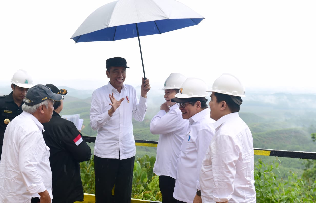 Presiden Joko Widodo (Jokowi) untuk pertama kalinya meninjau lokasi yang dipersiapkan untuk ibu kota baru Indonesia di Kecamatan Sepaku, Kabupaten Penajam Paser Utara, Kalimantan Timur, Selasa 17 Desember 2019. (Foto: Setpres)