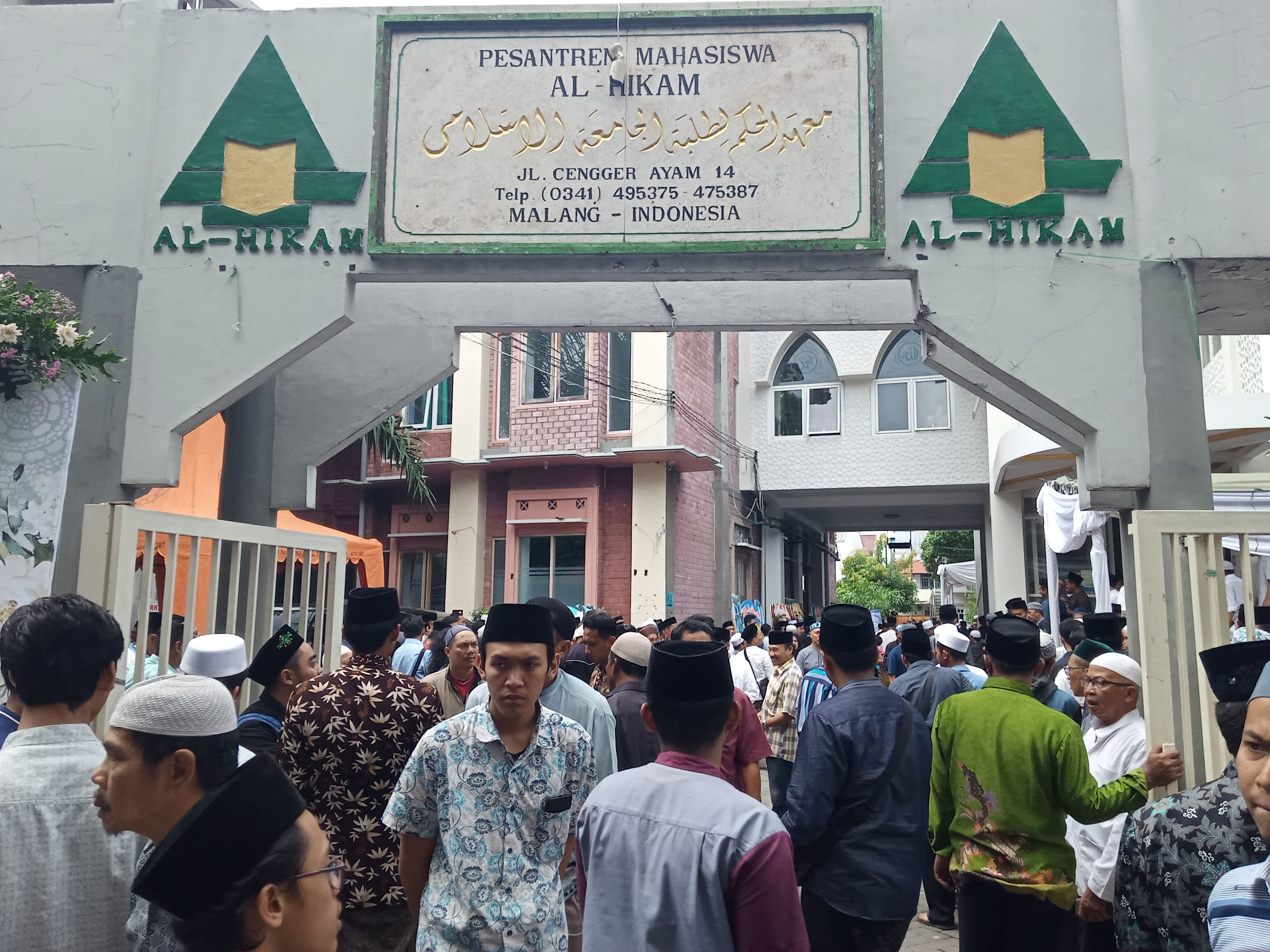 Ribuan pelayat takziah ke rumah duka Gus Hilman di Pondok Pesantren Al-Hikam, Kota Malang, Jawa Timur. (Foto: Theo/ngopibareng.id)