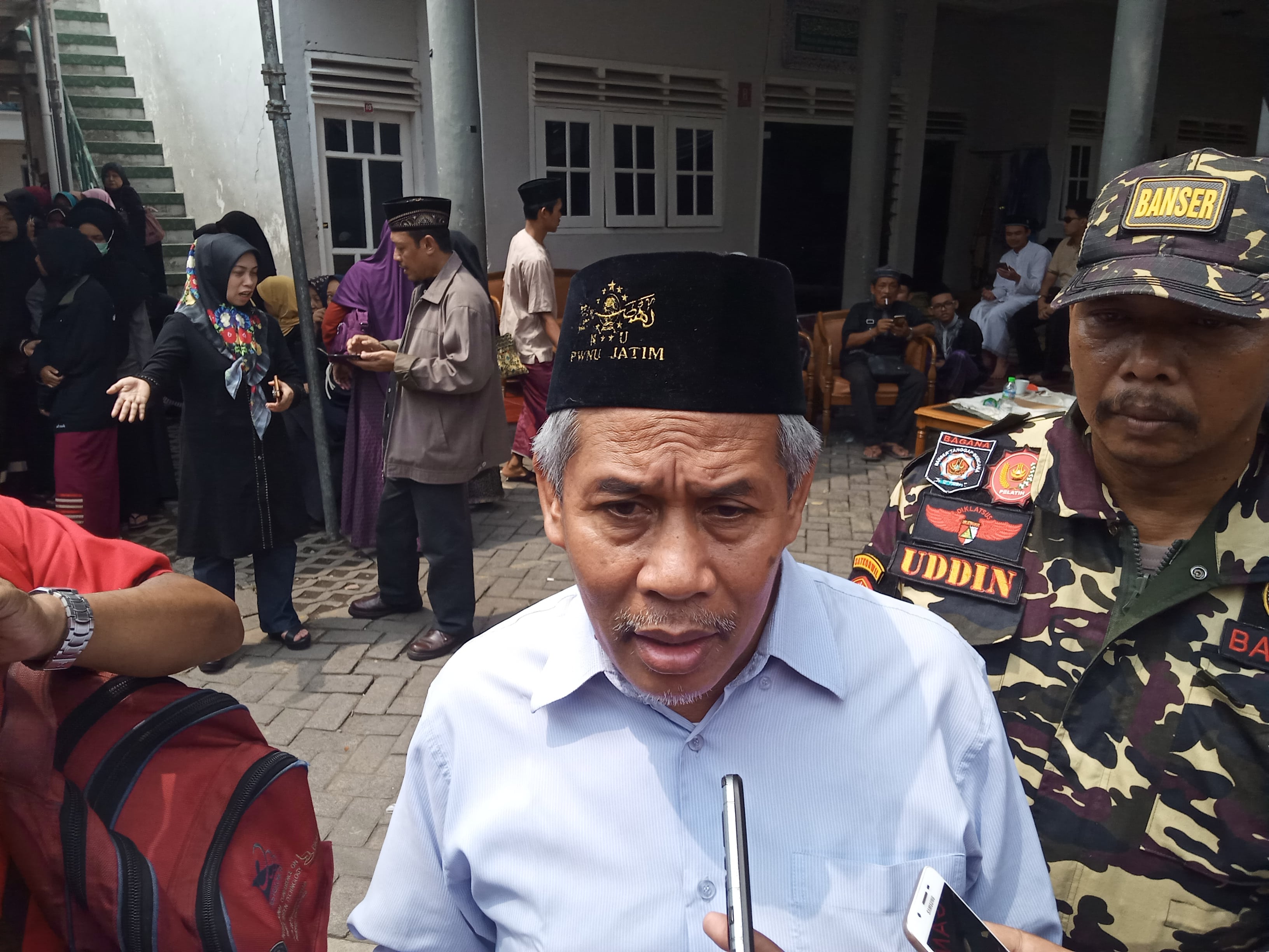 Ketua Tanfidziyah PWNU Jawa Timur, Kiai Marzuki Mustamar, takziah ke rumah duka Gus Hilman. (Foto: Theo/ngopibareng.id)