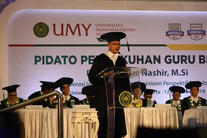 Haedar Nashir saat Pidato Pengukuhan Guru Besar bidang Sosiologi, dalam rapat senat terbuka Universitas Muhammadiyah Yogyakarta. (Foto: Istimewa)