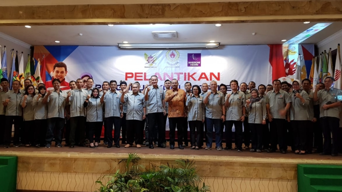 Ketua Harian KONI Jatim, M. Nabil berfoto bersama dengan pengurus baru KONI Kota Kediri. (Foto: dok. KONI Jatim)