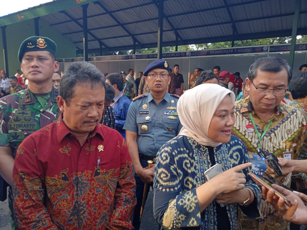 Menteri Ketenagakerjaan, Ida Fauziyah (batik biru) saat menghadiri Peringatan Migrant Day di Madivif 2 Kostrad, Singosari, Malang (Foto: Theo/ngopibareng.id) 