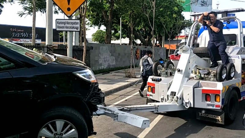 Mobil Honda MPV yang menabrak pagar Kantor Bulog Divre Jatim saat diderek. (Foto: Istimewa)