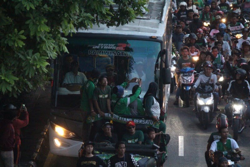 Bonek arak pemain Persebaya usai kalahkan Persija Jakarta. (Foto: Haris/ngopibareng.id)