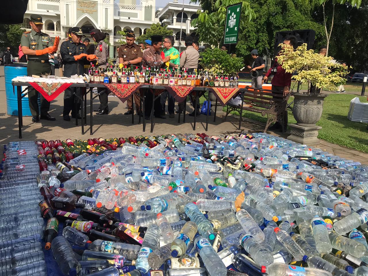 Ribuan botol minuman keras yang akan dimusnahkan Polresta Malang Kota di Alun-Alun Kota Malang. (Foto: Theo/ngopibareng.id)