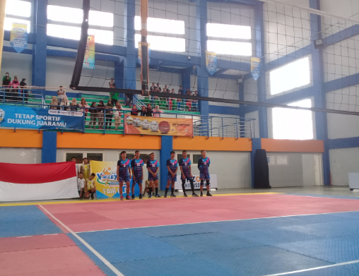 Para pemain saat kumandangkan lagu Indonesia Raya sebelum pertandingan Indomart Volleyball 2019. (Foto: Nasih/ngopibareng.id)