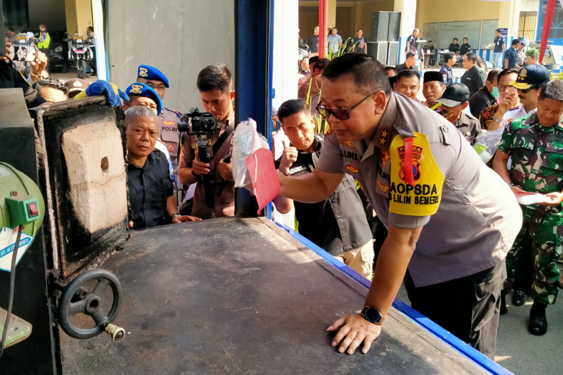 Kapolda Jatim, Irjen Pol Luki Hermawan saat memasukkan barang bukti sabu-sabu ke dalam mesin pembakar di Gedung Polda Jatim, Surabaya, Kamis 19 Desember 2019. (Foto: Fariz/ngopibareng.id)