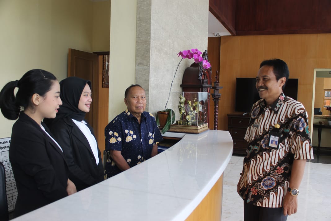 Kepala Penghubung Daerah Jawa Timur, Dwi Suyanto, menjadikan Anjungan Jatim di TMII sebagai ajang promosi kesenian dan produk unggulan. (Foto: Asmanu/ngopibareng.id)