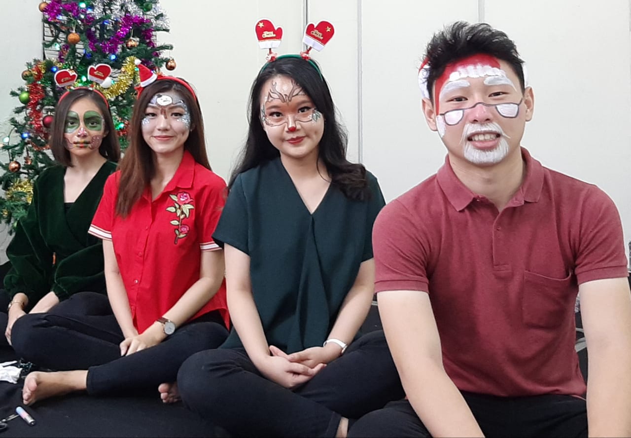 Empat mahasiswa Ubaya dengan kreasi face painting bertema Natal. (Foto: Pita/ngopibareng.id)