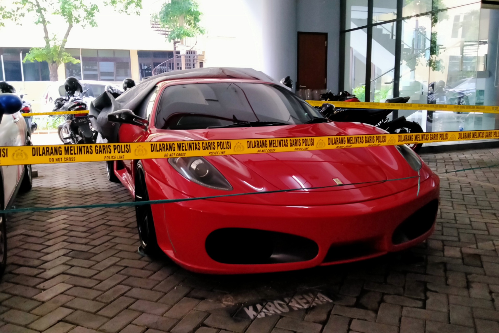 Salah satu mobil Ferrari yang menggunakan form B disita di Mapolda Jatim, Surabaya. (Foto: Fariz/ngopibareng.id)