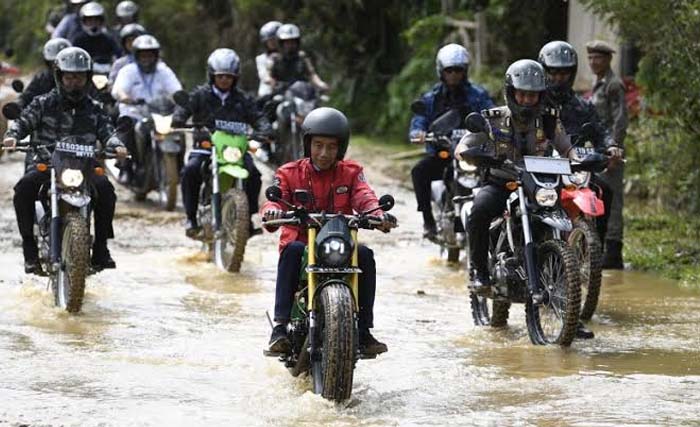 Presiden Jokowi dan rombongan dengan naik motor menjajal trek jalan perbatasan Nunukan, Kalimantan. (Foto:IG @Erickthohir)
