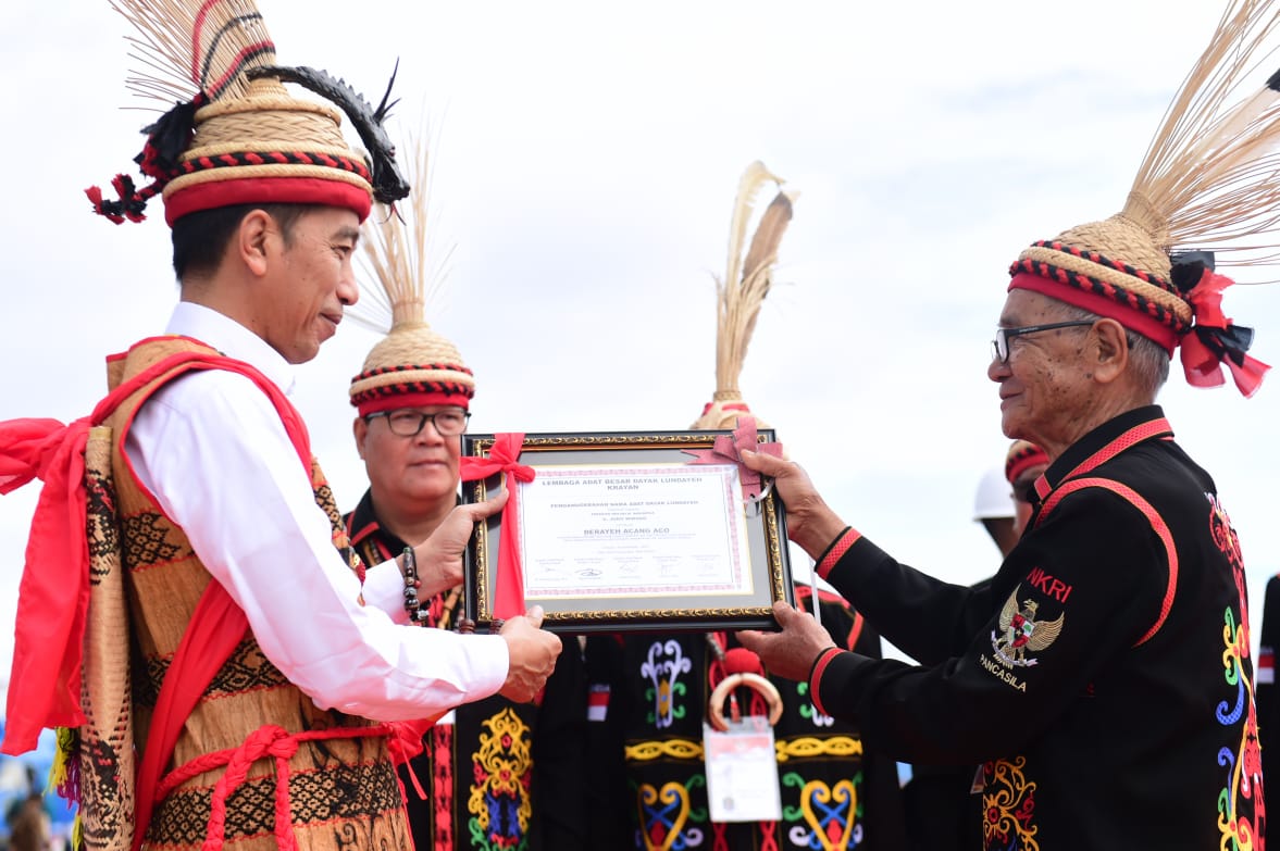 Gelar Derayen Acang Aco untuk Presiden Jokowi sebagai penghormatan kepada presiden yang pertama berkunjung ke suku Dayak Lundayeh. (Foto: Setpres)