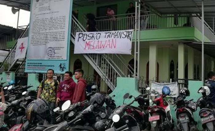 Posko perlawanan warga Tamansari Bandung. (Foto:Merdeka) 
