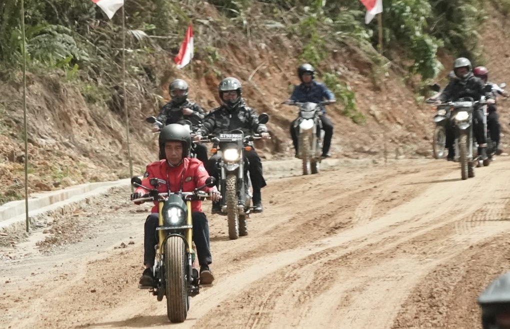 Presiden Jokowi menelusuri jalan perbatasan Trans Kalimantan menggunakan sepeda motor. (Foto: Setpres)