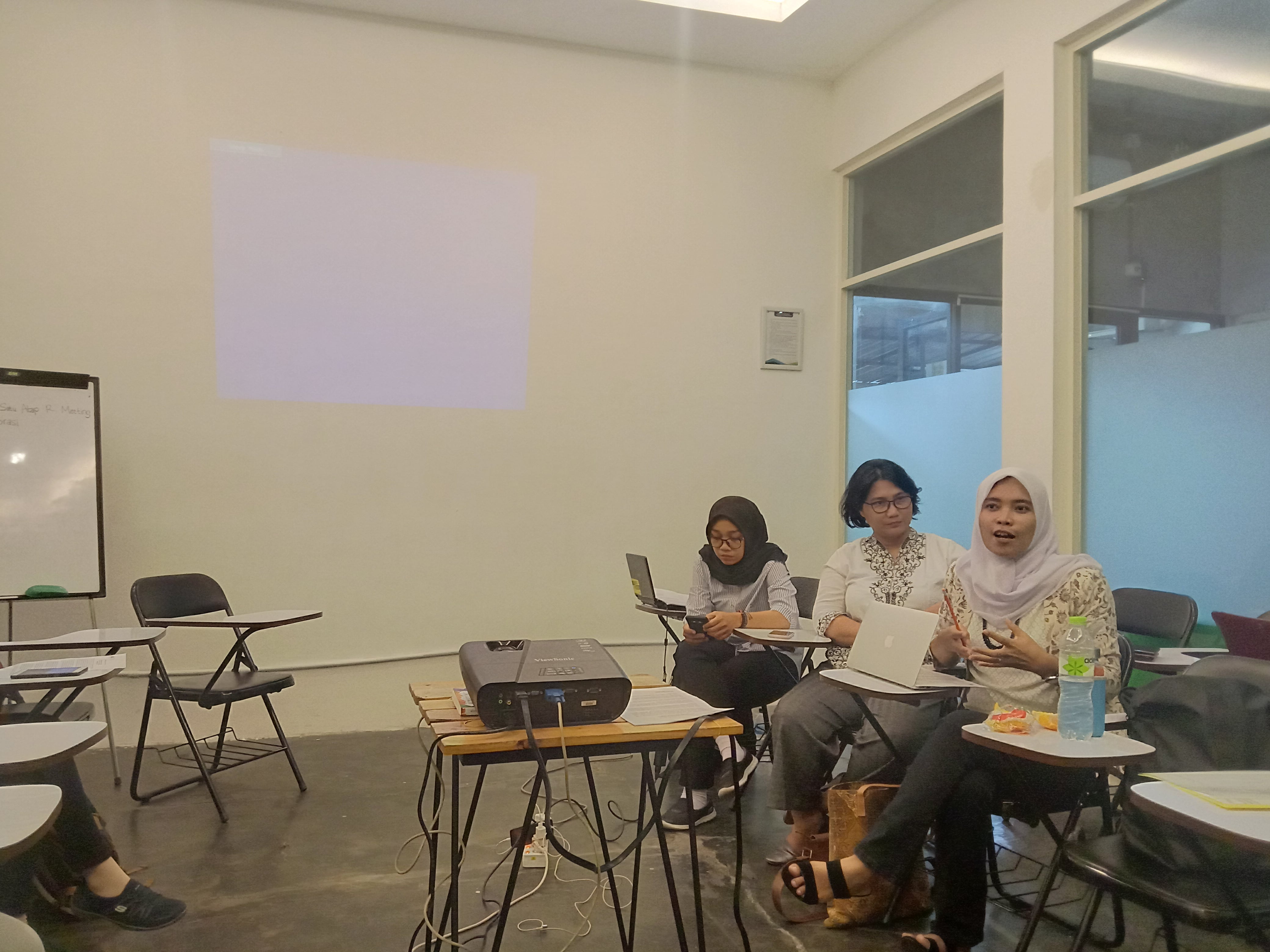 Diskusi Perempuan Korban Kekerasan di Satu Atap Co-Working Space, Surabaya. (Foto: Faiq/ngopibareng.id)