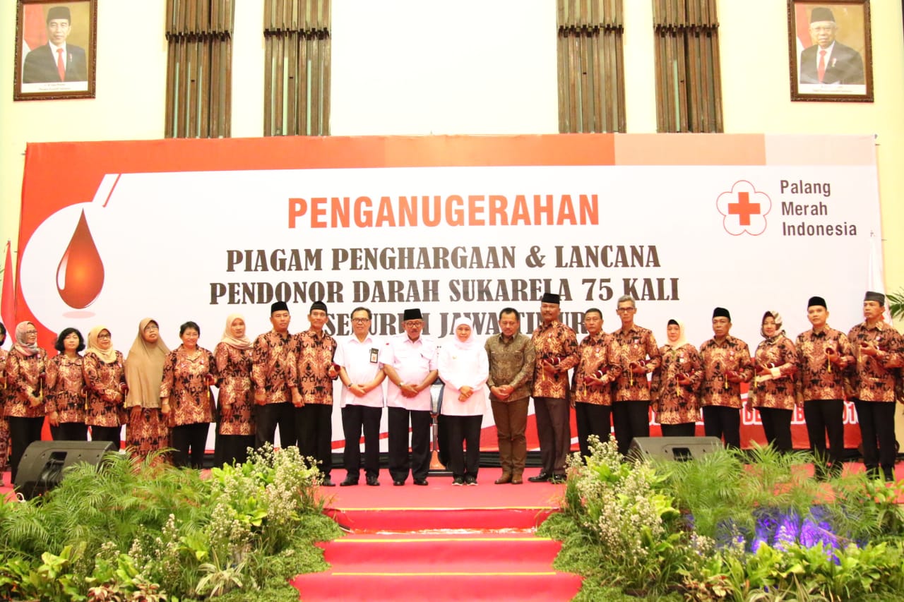 Pemberian penghargaan kepada pendonor darah sebanyak 75 kali oleh Gubernur Jatim Khofifah Indar Parawansa. (Foto: Faiq/ngopibareng.id)