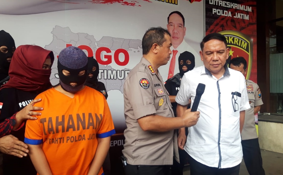 Direktur Ditreskrimum Polda Jatim, Kombes Pol R Pitra Andrias Ratulangie (kanan) saat merilis pengungkapan praktik prostitusi dengan modus karaoke keluarga di Gedung Ditreskrimum Polda Jatim, Surabaya, Kamis 19 Desember 2019.
