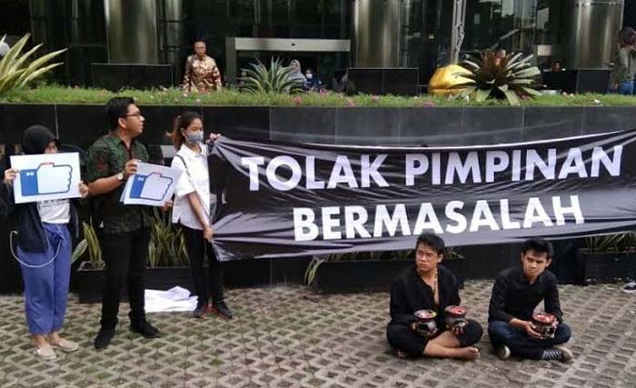 Para aktivis ICW melakukan aksi teatrikal menolak kehadiran pimpinan Komisi Pemberantasan Korupsi (KPK) 2019-2023 yang bermasalah di depan gedung Merah Putih KPK, Jakarta, Jumat. (Foto:Antara/Benardy Ferdiansyah)
